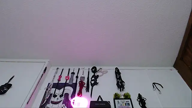 Eloise-brown online show from 02.25.25