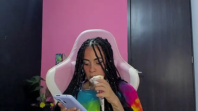 Snapshot of Juanadearco5 chatting on 12.03.24 Juanadearco5 online show from 12.03.24