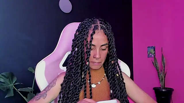 Snapshot of Juanadearco5 chatting on 01.16.25 Juanadearco5 online show from 01.16.25