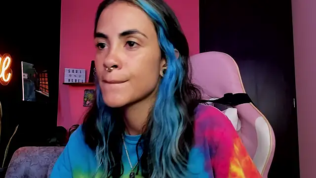 Snapshot of Juanadearco5 chatting on 10.18.25 Juanadearco5 online show from 10.18.25