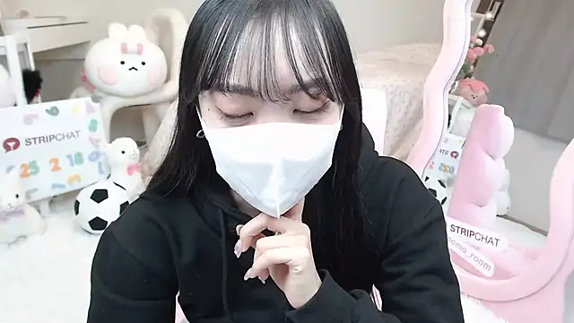 momo room online show from 02.20.25