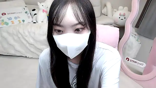 momo room online show from 10.04.25