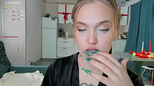 Snapshot of CarolineLovers chatting on 12.24.24 CarolineLovers online show from 12.24.24