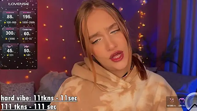 Snapshot of CarolineLovers chatting on 03.10.25 CarolineLovers online show from 03.10.25