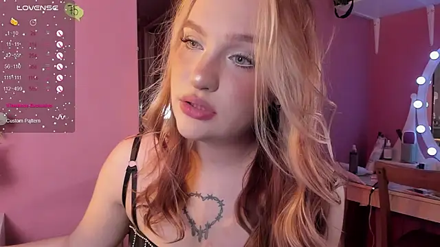 Snapshot of CarolineLovers chatting on 11.15.25 CarolineLovers online show from 11.15.25