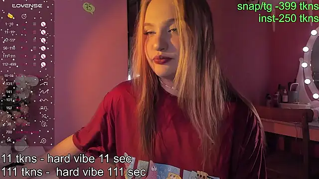 Snapshot of CarolineLovers chatting on 11.27.25 CarolineLovers online show from 11.27.25