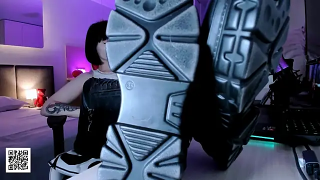 Snapshot of _Goddess_Misha_ chatting on 10.30.25 Goddess Misha online show from 10.30.25