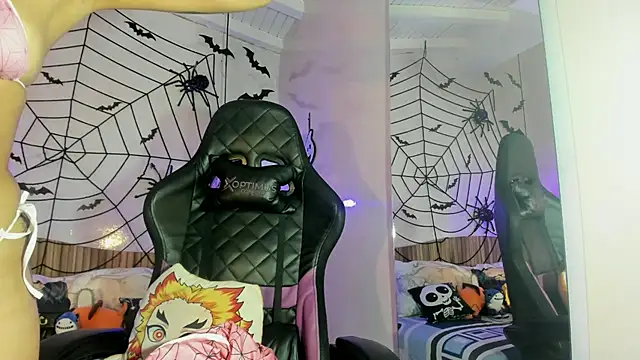 Snapshot of IamNayuta chatting on 10.25.25 IamNayuta online show from 10.25.25