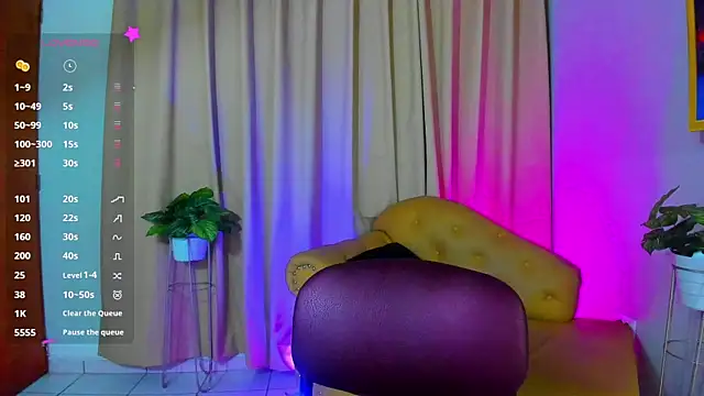 Snapshot of StarMilf chatting on 02.13.25 StarMilf online show from 02.13.25