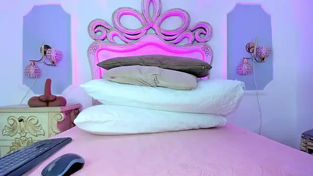 Sara  Williams online show from 12.23.25