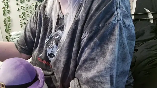 Snapshot of doomednympho chatting on 11.11.25 doomednympho online show from 11.11.25