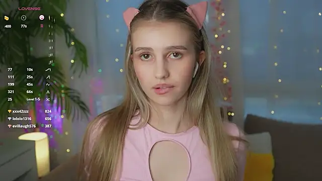 Snapshot of Fluffy-Angel chatting on 12.25.24 Fluffy-Angel online show from 12.25.24