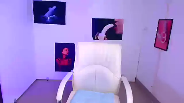 Snapshot of Loren_Moa chatting on 12.30.24 Loren Moa online show from 12.30.24