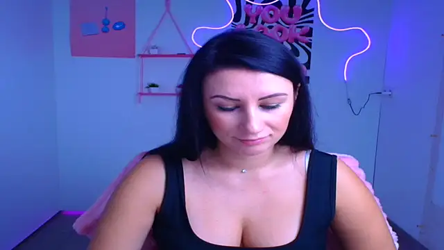 Snapshot of Loren_Moa chatting on 10.20.25 Loren Moa online show from 10.20.25