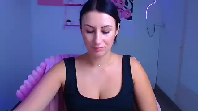 Snapshot of Loren_Moa chatting on 10.24.25 Loren Moa online show from 10.24.25