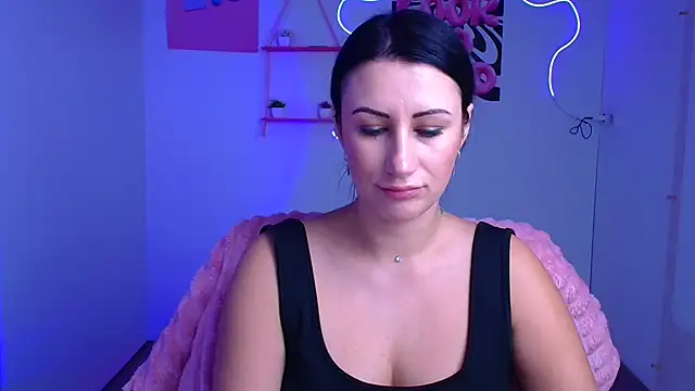 Snapshot of Loren_Moa chatting on 11.21.25 Loren Moa online show from 11.21.25