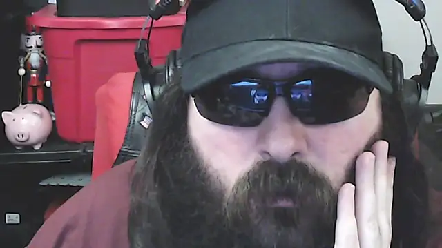 Snapshot of Dominant_BEAR chatting on 11.24.25 Dominant BEAR online show from 11.24.25