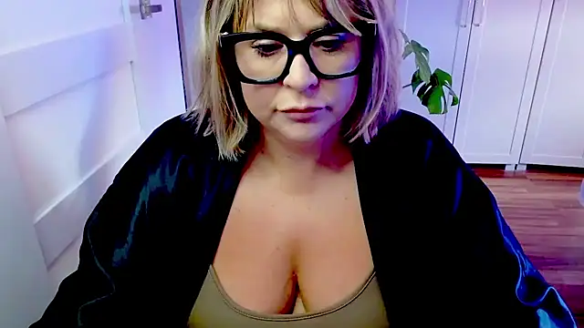 Snapshot of teaseDiana chatting on 05.06.26 teaseDiana online show from 05.06.26