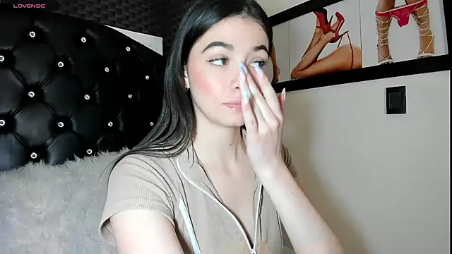 Snapshot of diana_queen_ chatting on 11.19.25 diana queen online show from 11.19.25