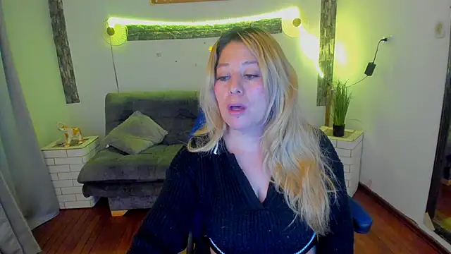 Snapshot of arisha_katy1 chatting on 03.06.25 arisha katy1 online show from 03.06.25