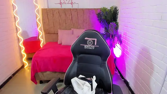 Snapshot of Chiara_tay chatting on 10.14.25 Chiara tay online show from 10.14.25