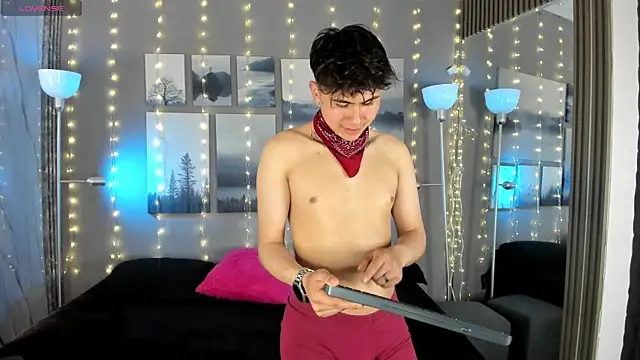 Snapshot of noah_and_rose chatting on 11.07.25 noah and rose online show from 11.07.25