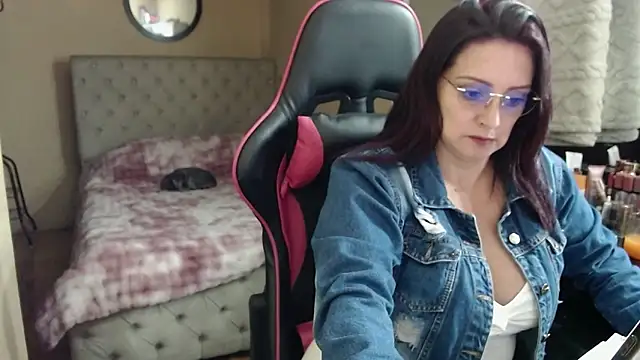 Carol Scottt online show from 06.04.26