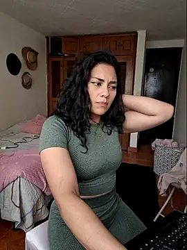 Snapshot of Thaliacooper_ chatting on 03.08.25 Thaliacooper online show from 03.08.25