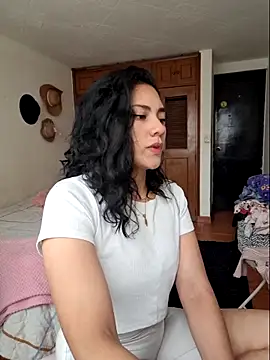 Snapshot of Thaliacooper_ chatting on 03.11.25 Thaliacooper online show from 03.11.25