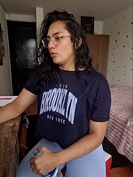 Snapshot of Thaliacooper_ chatting on 11.19.25 Thaliacooper online show from 11.19.25