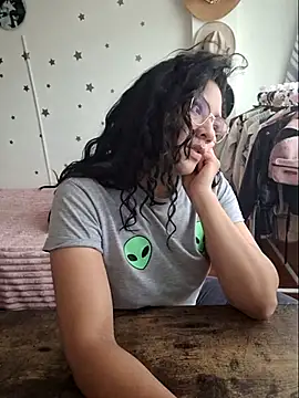 Snapshot of Thaliacooper_ chatting on 11.25.25 Thaliacooper online show from 11.25.25