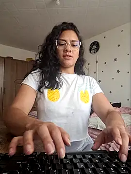 Snapshot of Thaliacooper_ chatting on 12.04.25 Thaliacooper online show from 12.04.25