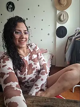 Snapshot of Thaliacooper_ chatting on 12.16.25 Thaliacooper online show from 12.16.25