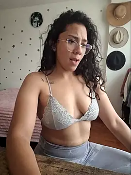 Snapshot of Thaliacooper_ chatting on 12.18.25 Thaliacooper online show from 12.18.25