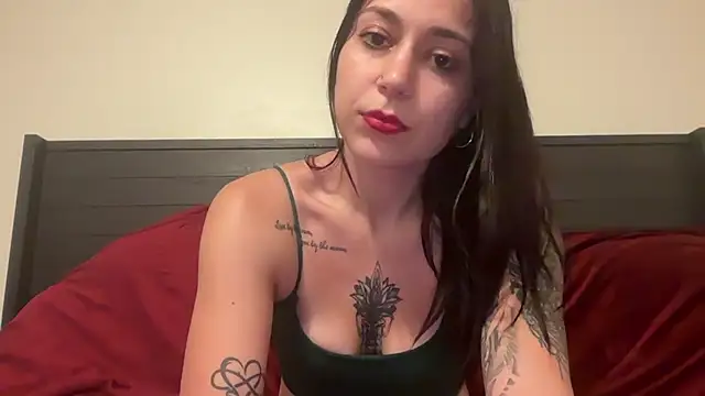 Snapshot of QueenLolaX chatting on 10.10.25 QueenLolaX online show from 10.10.25