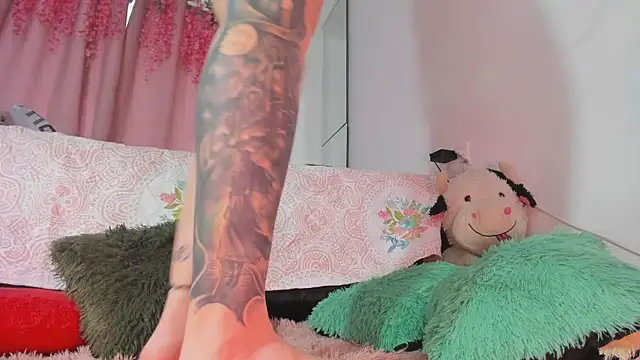 Snapshot of msschloee_ chatting on 10.09.25 msschloee online show from 10.09.25