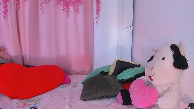 Snapshot of msschloee_ chatting on 11.04.25 msschloee online show from 11.04.25