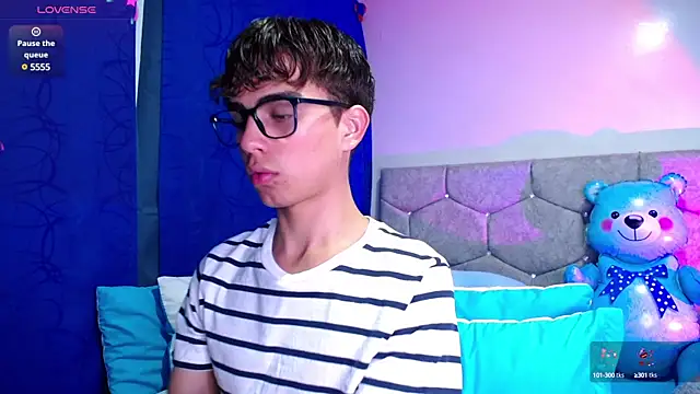 OwenBluee online show from 02.04.25