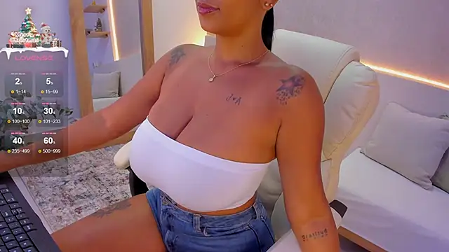 Snapshot of anahi_ryan_ chatting on 12.22.24 anahi ryan online show from 12.22.24