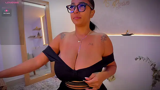 Snapshot of anahi_ryan_ chatting on 01.30.25 anahi ryan online show from 01.30.25