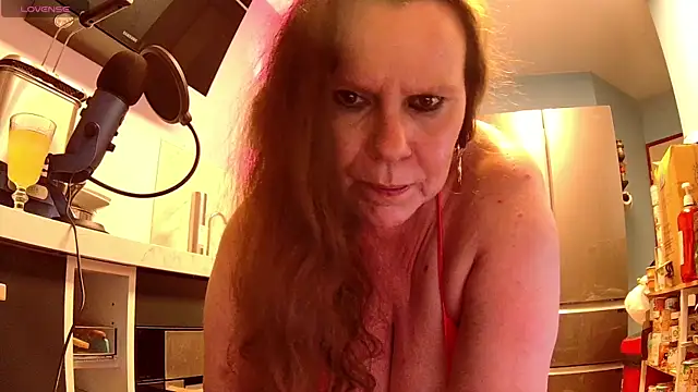 Snapshot of Endrocleia chatting on 06.14.26 Endrocleia online show from 06.14.26