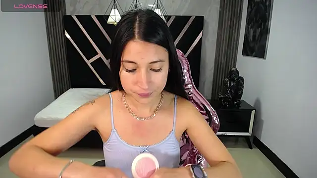 Snapshot of lizzyluk_ch chatting on 01.21.25 lizzyluk ch online show from 01.21.25