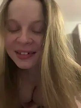 Snapshot of wrenlie chatting on 01.25.25 wrenlie online show from 01.25.25