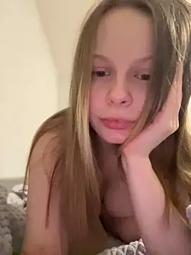 Snapshot of wrenlie chatting on 02.04.25 wrenlie online show from 02.04.25