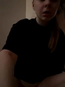 Snapshot of wrenlie chatting on 09.18.25 wrenlie online show from 09.18.25