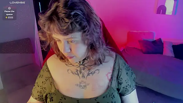 Snapshot of Sabrina_scarlett chatting on 10.21.25 Sabrina scarlett online show from 10.21.25