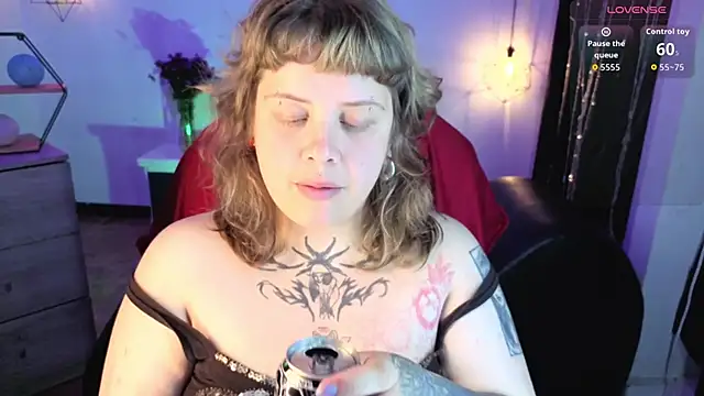 Snapshot of Sabrina_scarlett chatting on 11.10.25 Sabrina scarlett online show from 11.10.25