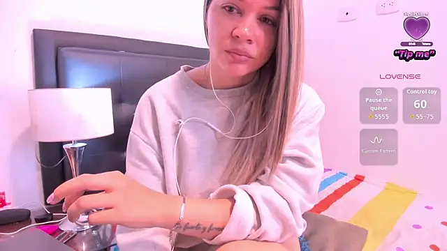 Snapshot of daniela_beauty chatting on 11.25.25 daniela beauty online show from 11.25.25