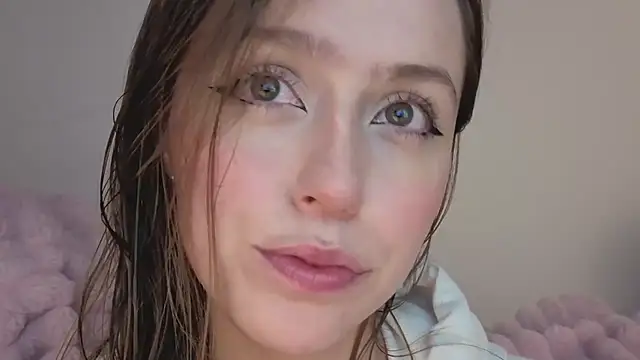 Snapshot of SofiaGc chatting on 10.22.25 SofiaGc online show from 10.22.25