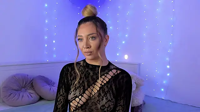 Snapshot of Jessielle chatting on 12.18.24 Jessielle online show from 12.18.24